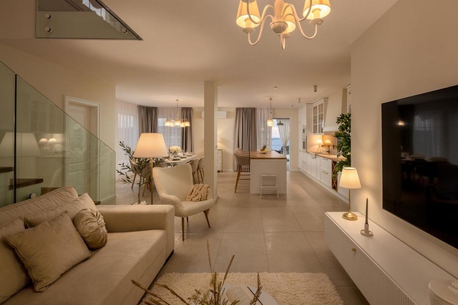 Világos nappali nyitott konyhával és étkezővel