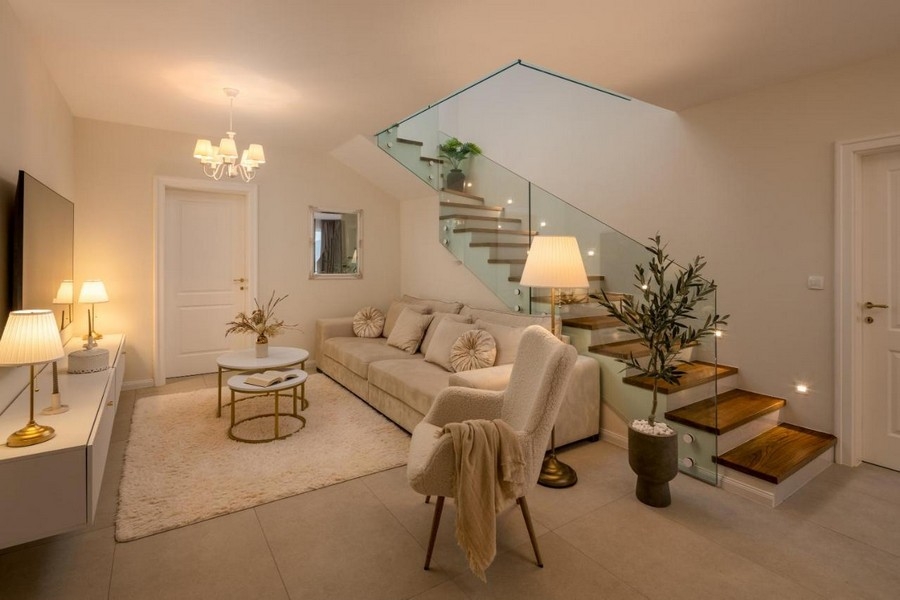 Nappali kanapéval és modern lépcsőházzal