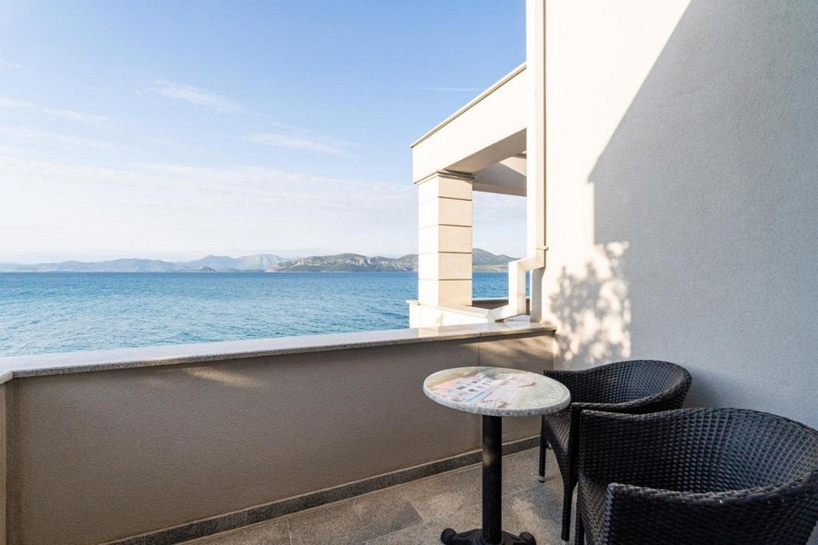 Egy másik hálószoba kijárattal az erkélyre