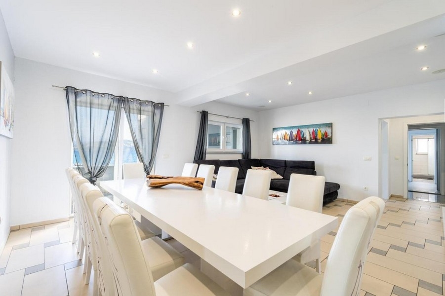 Fitneszterem házon belüli felszerelésekkel