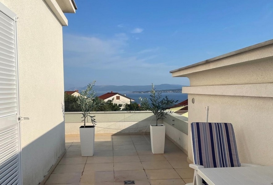 Tetőterasz tengerre néző kilátással és virágtartókkal