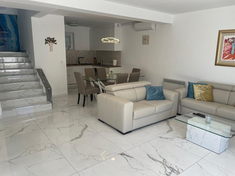 Modern nappali nyitott konyhával és étkezővel