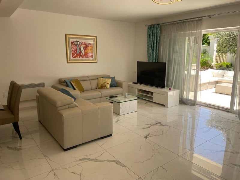 Világos nappali terasszal