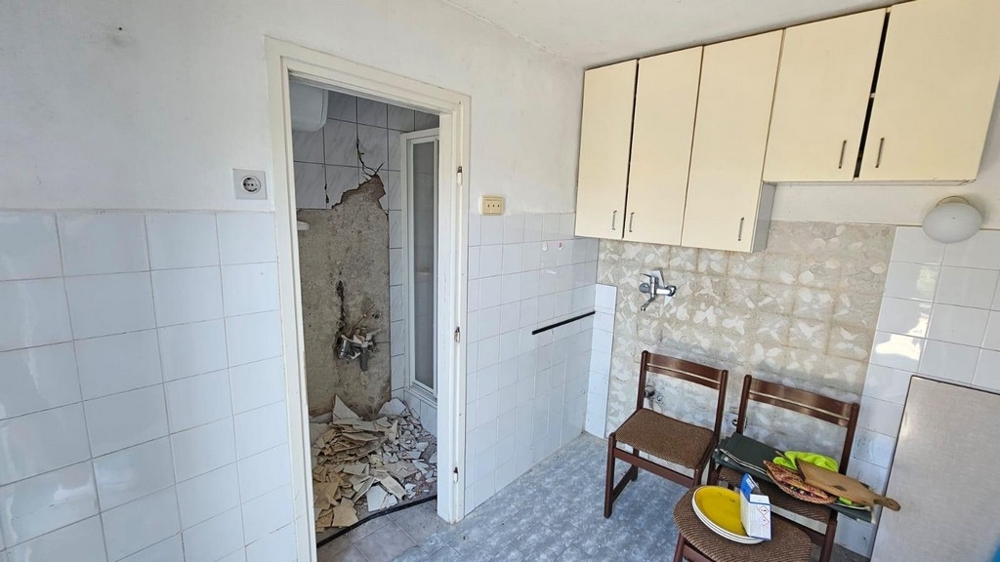 Felújításra szoruló konyha, fürdő csatlakozással