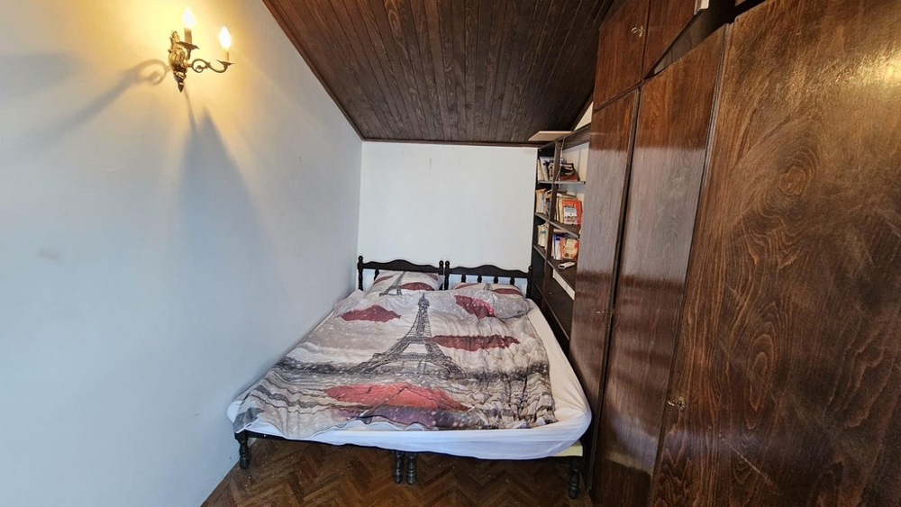 Hálószoba franciaággyal és fa mennyezettel