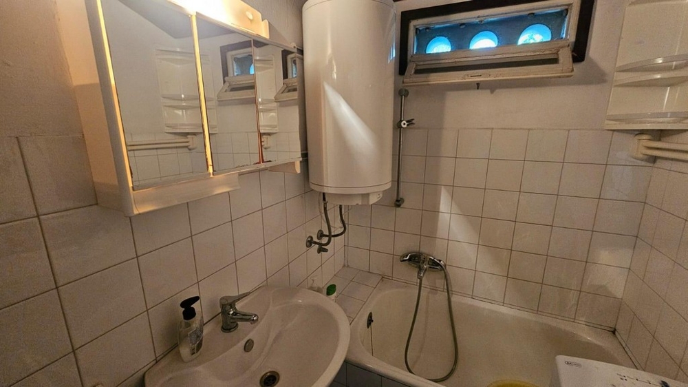 Fürdőszoba káddal és bojlerrel