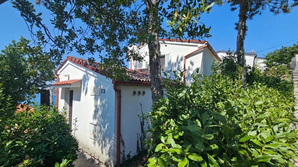 A ház külső nézete bejárattal és terasszal