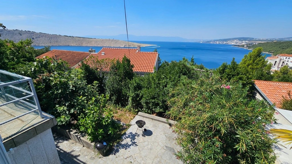 Tengerre néző terasz és kert