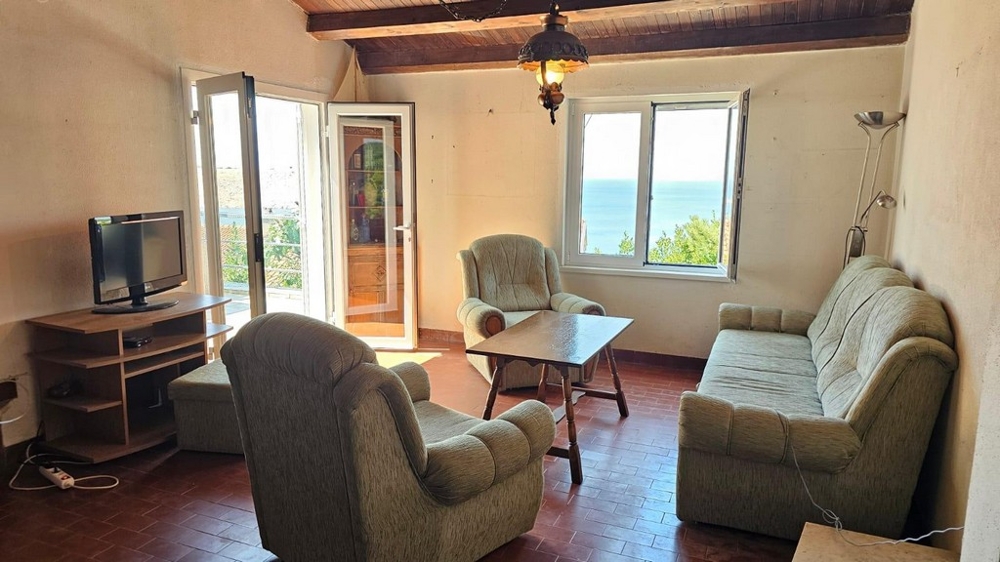 Nappali terasszal és tengerre néző kilátással