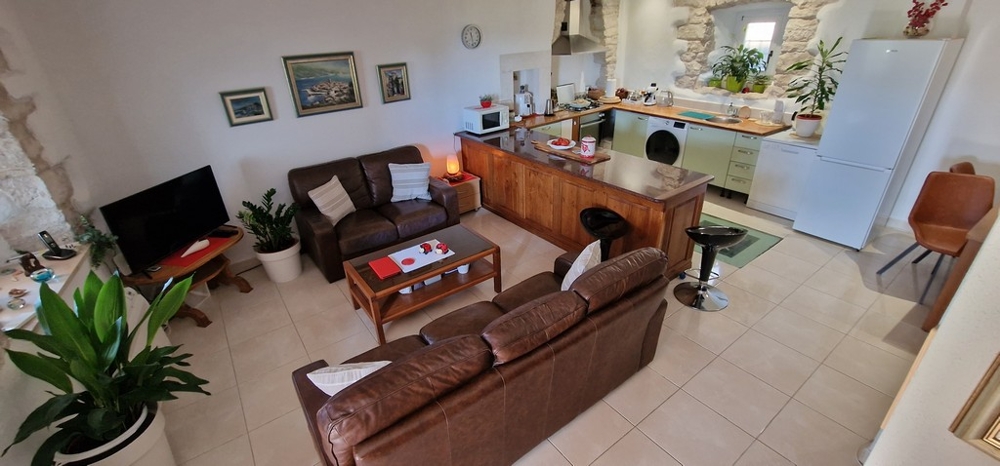 Nappali kanapéval és konyhasarokkal