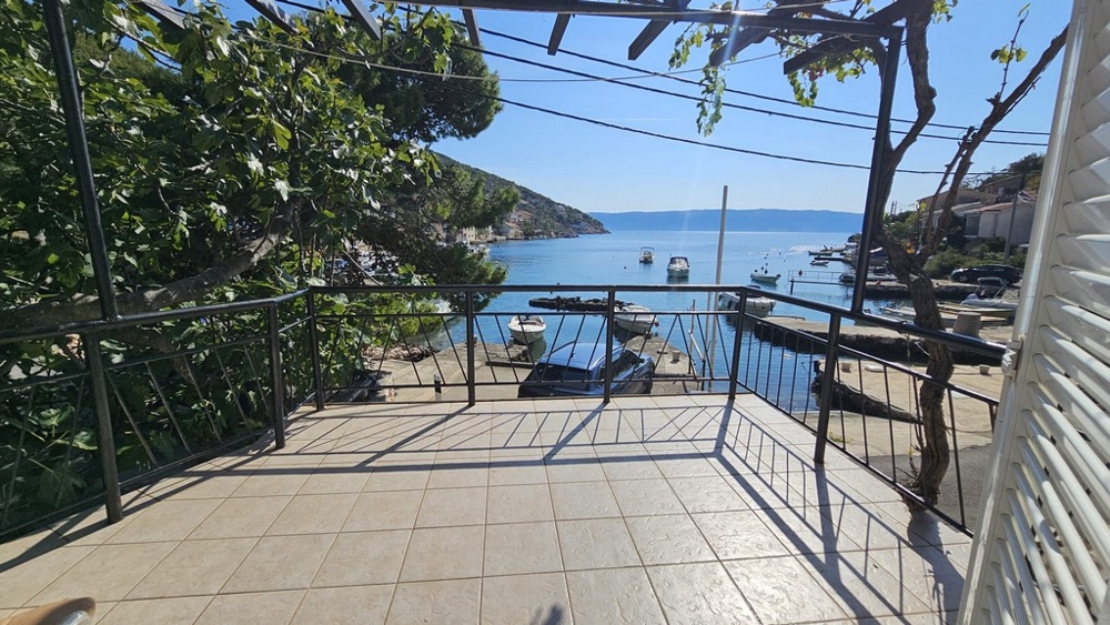 Terasz panorámás kilátással a tengerre a H3673 ingatlanhoz Senj közelében, a Kvarner-öbölben Horvátországban.