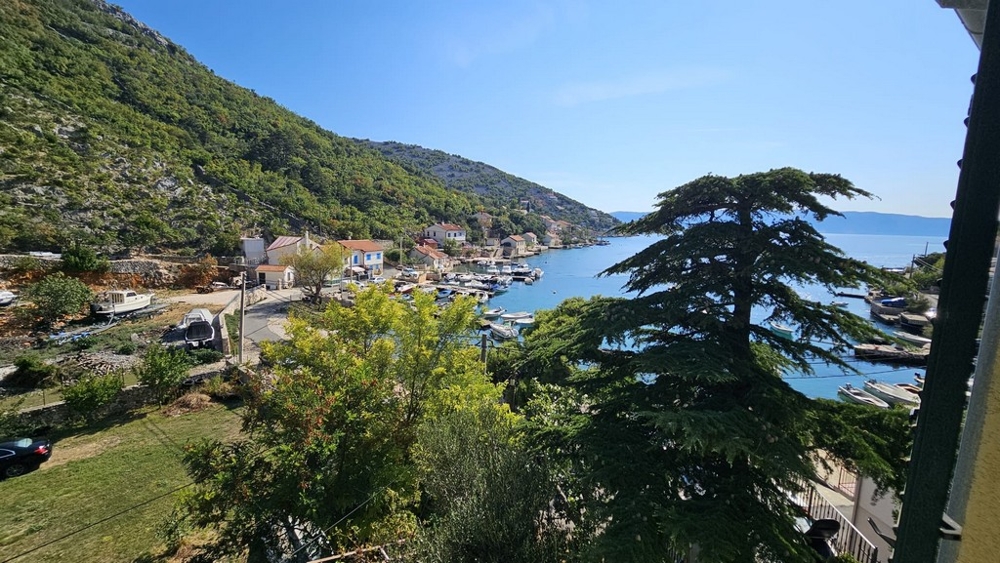 Kilátás az öbölre a kikötővel és a hajókkal Senjtől délre