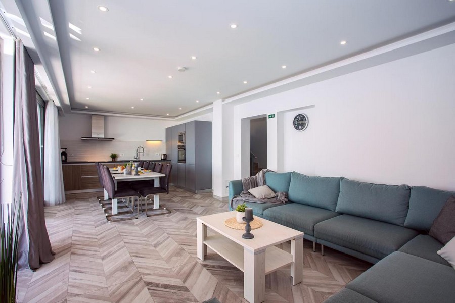 Nyitott nappali és konyha modern berendezéssel