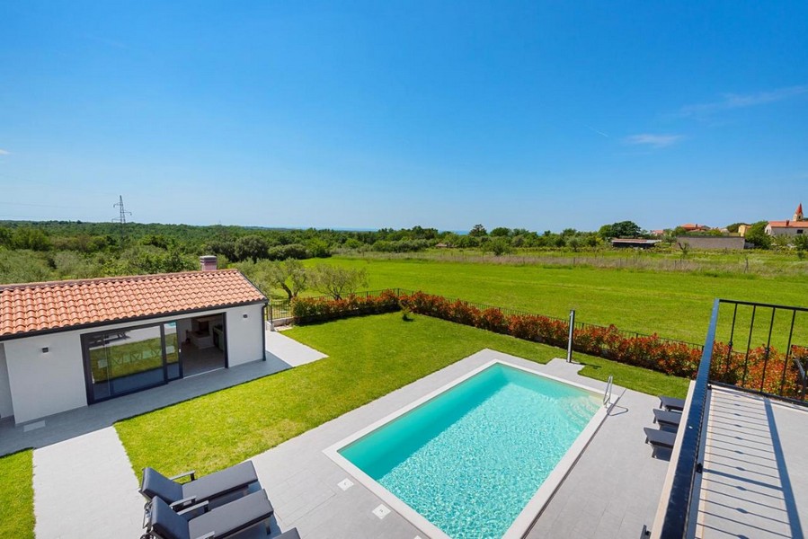 Kilátás az isztriai H3675 ingatlan zöldövezetére és medencéjére.