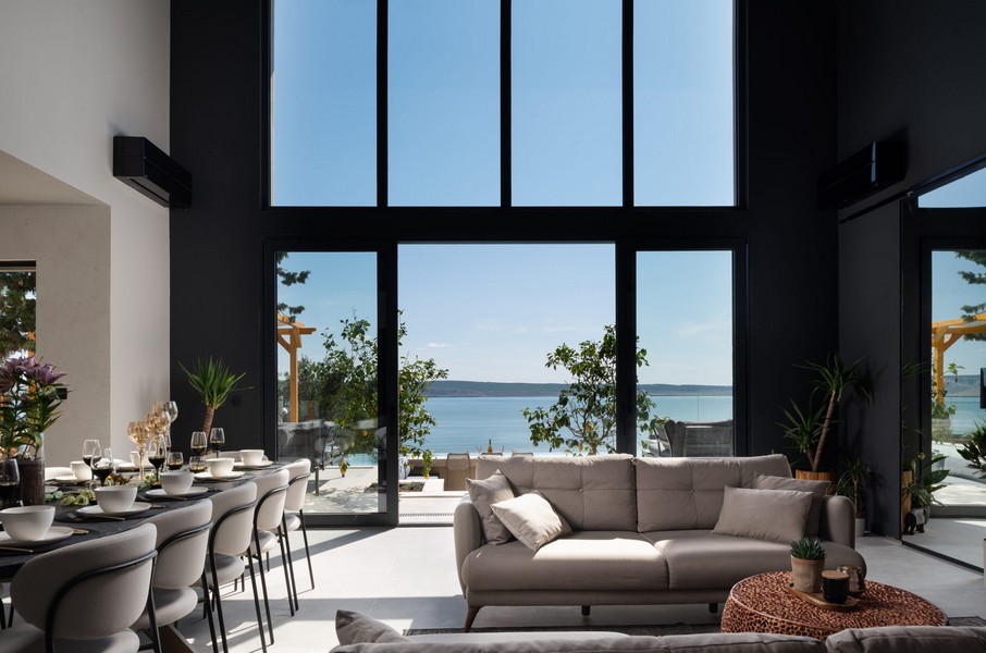 Nappali nagy panoráma ablakokkal és tengerre néző kilátással