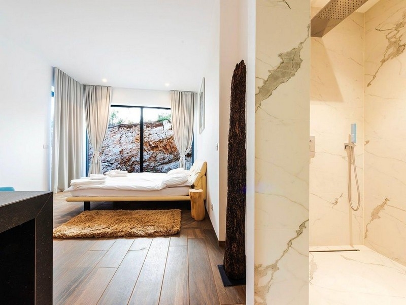 Hálószoba nagy ablakkal és a szomszédos fürdőszobával