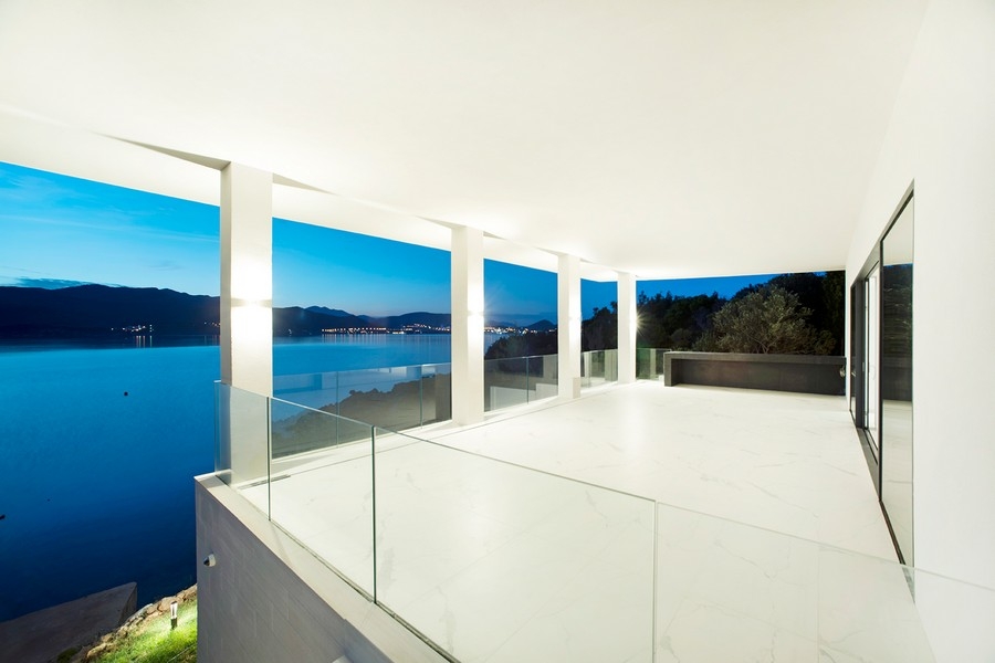 Luxus villa sziklákon, modern építészettel és kilátással a tengerre