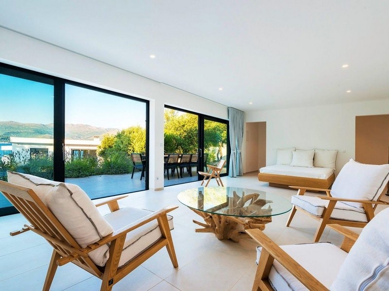 Világos nappali üveges előlappal és kijárattal a teraszra