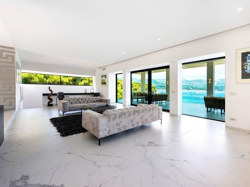 Nappali panoráma ablakokkal és kijárattal a teraszra