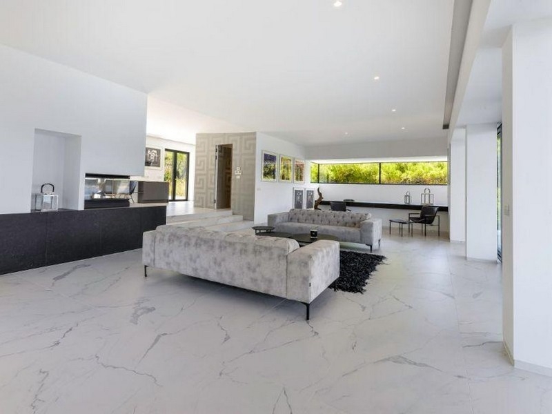 Nappali, kilátással a fedett teraszra és a tengerre