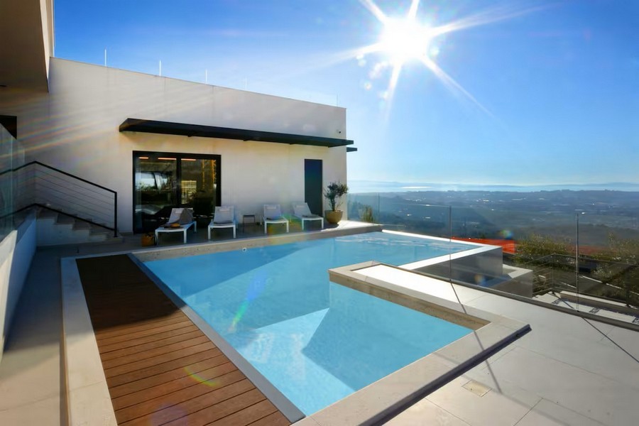 A horvátországi H3682 luxusvilla úszómedencéje.