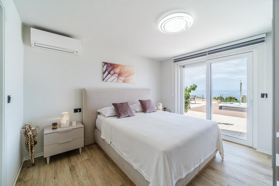 Földszinti hálószoba franciaággyal és kilátással a tengerre