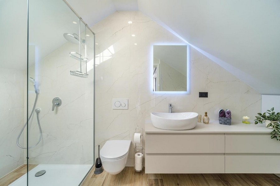 Modern fürdőszoba zuhanyzóval és mosdóval