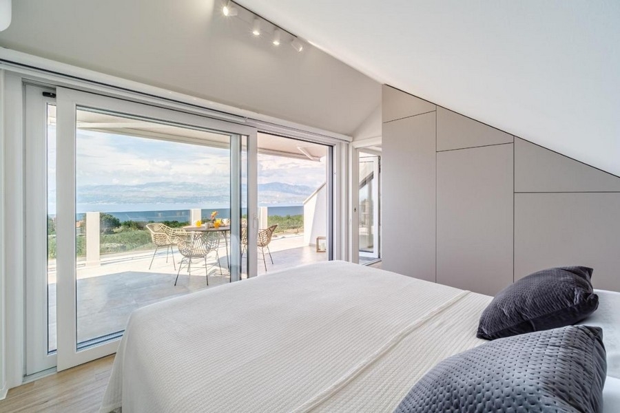 Felső hálószoba franciaággyal és kijárattal a teraszra