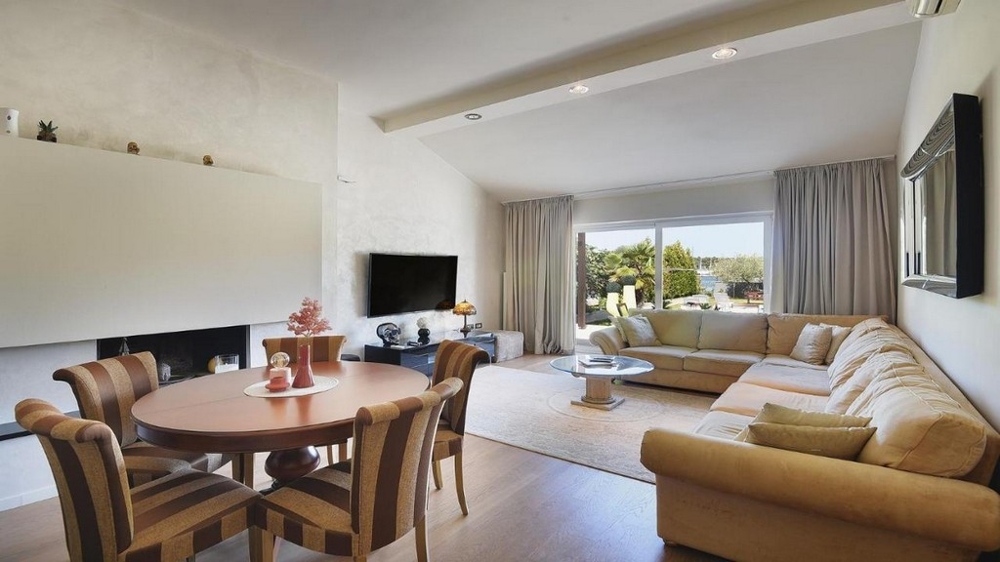 Nappali nagy ablakkal, kilátással a kertre