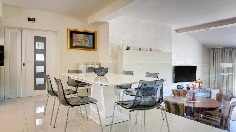 Modern étkező fehér asztallal és üvegkorláttal