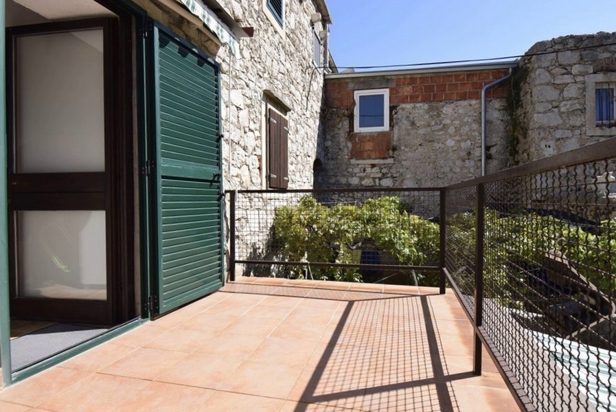 H3689-es kőház terasza eladó Horvátországban.