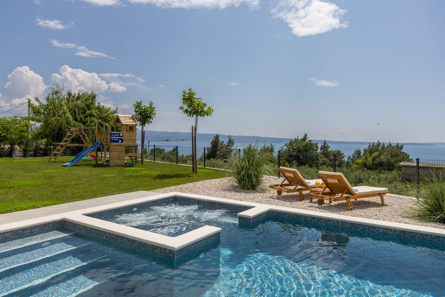 Modern villa medencére és tengerre néző kilátással Horvátországban - Panorama Scouting H3693.