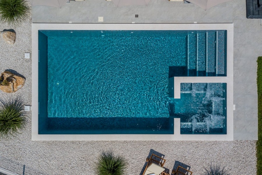 A horvátországi Split közelében eladó H3693 luxusvilla úszómedencéje.