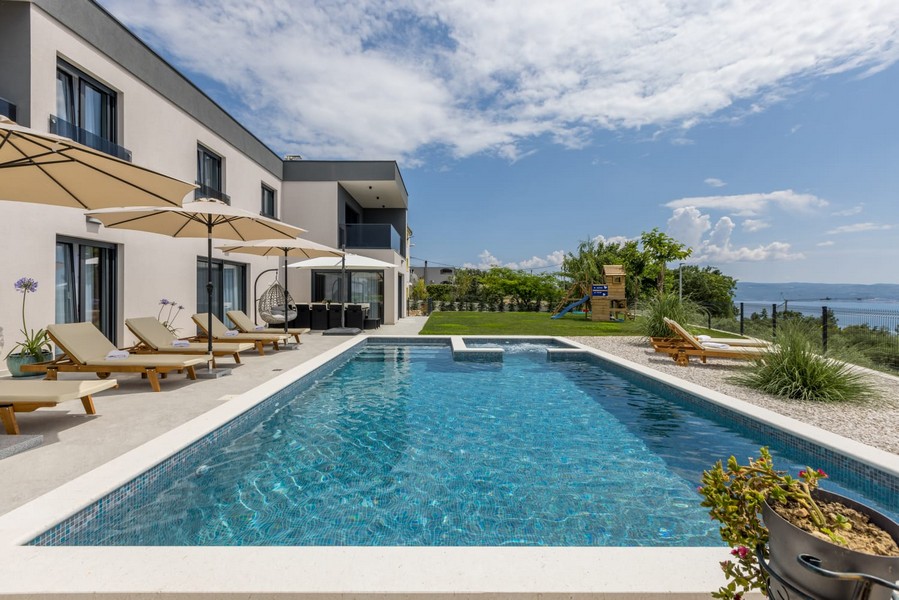 Villa medencére és tengerre néző kilátással Horvátországban eladó.