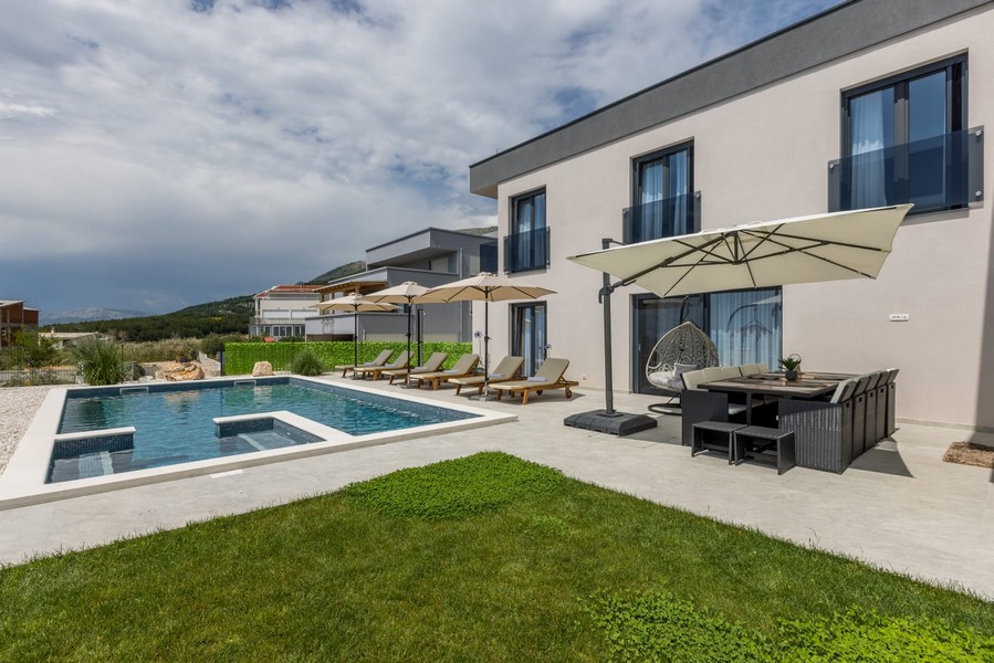 Modern villa medencével és napozóterasszal Podstranában, Horvátországban.