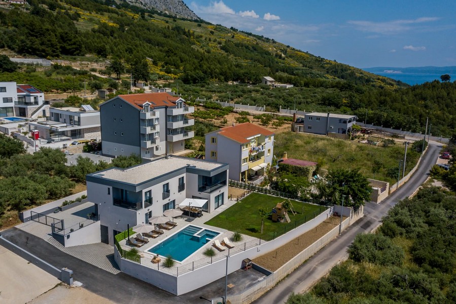 Légi kilátás a villa kertre és tengerre néző kilátással