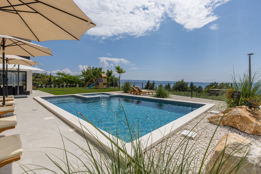 Úszómedence, kilátással a tengerre és a kertre