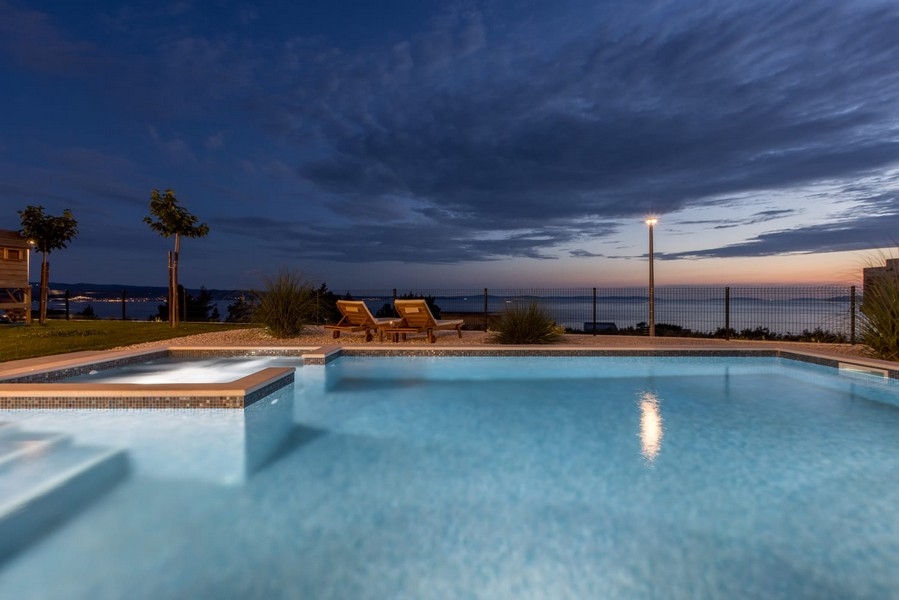 Medence alkonyatkor tengerre néző kilátással