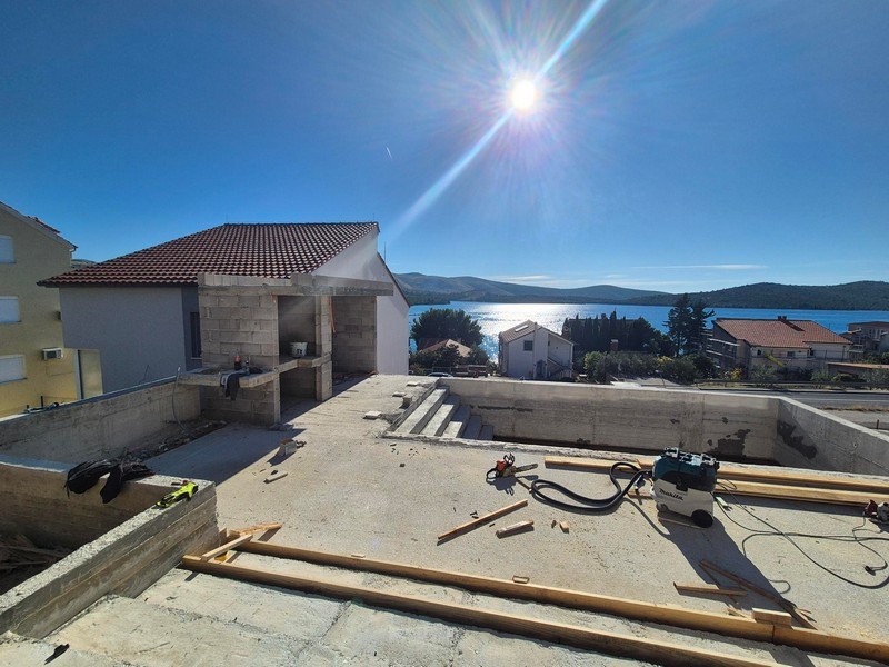 Kilátás a medencére és a tengerre