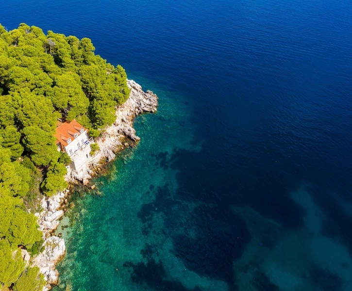 Tengerparti ingatlan Dalmáciában a környező természettel