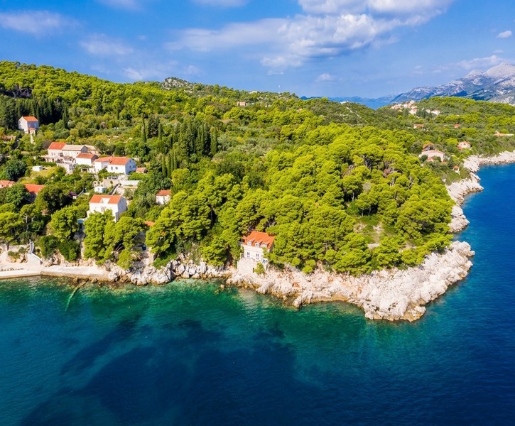 Kővilla Horvátországban közvetlenül a sziklás parton