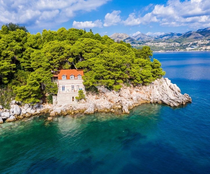 Villa Dalmáciában erdővel és tengerrel körülvéve