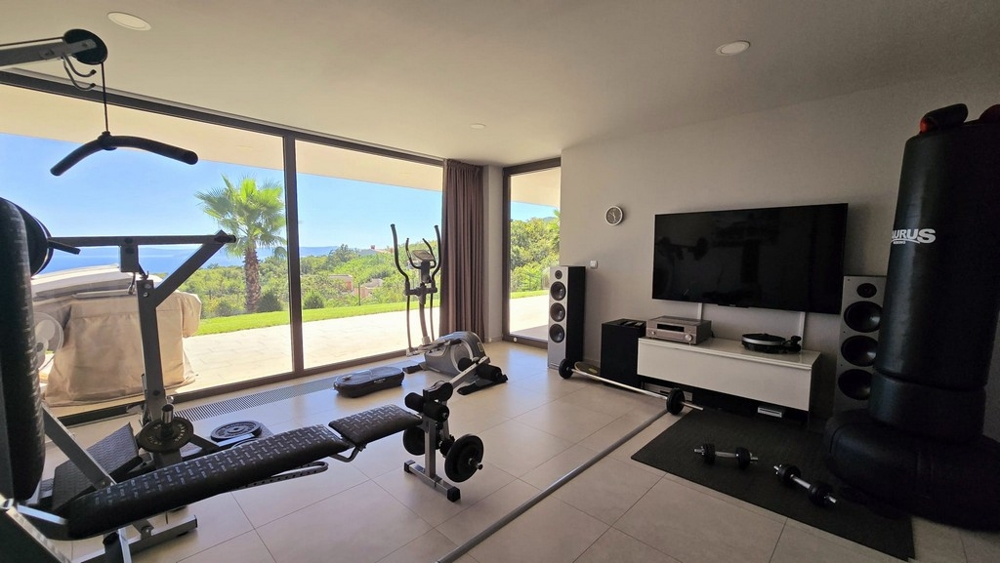 Fitneszterem tengerre néző kilátással és nagy ablakokkal