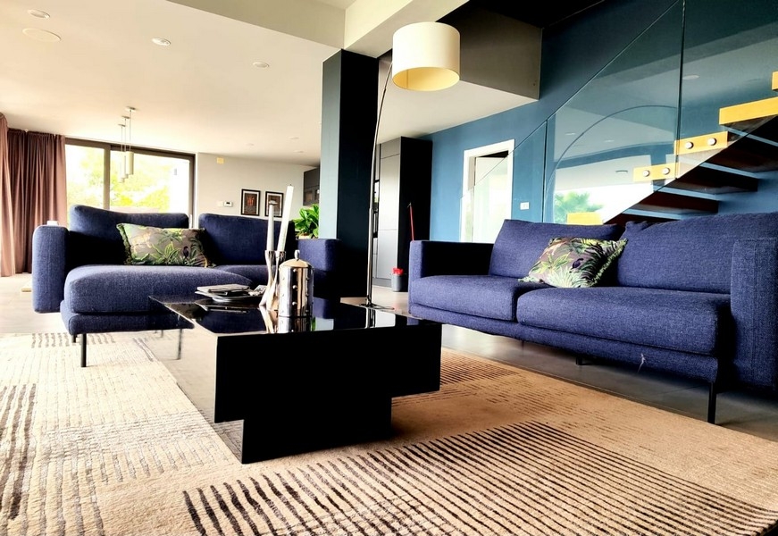 Nappali modern bútorokkal és üveg előlappal