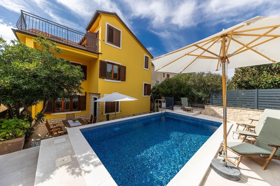 Eladó ház medencével Selcén, Crikvenicában.