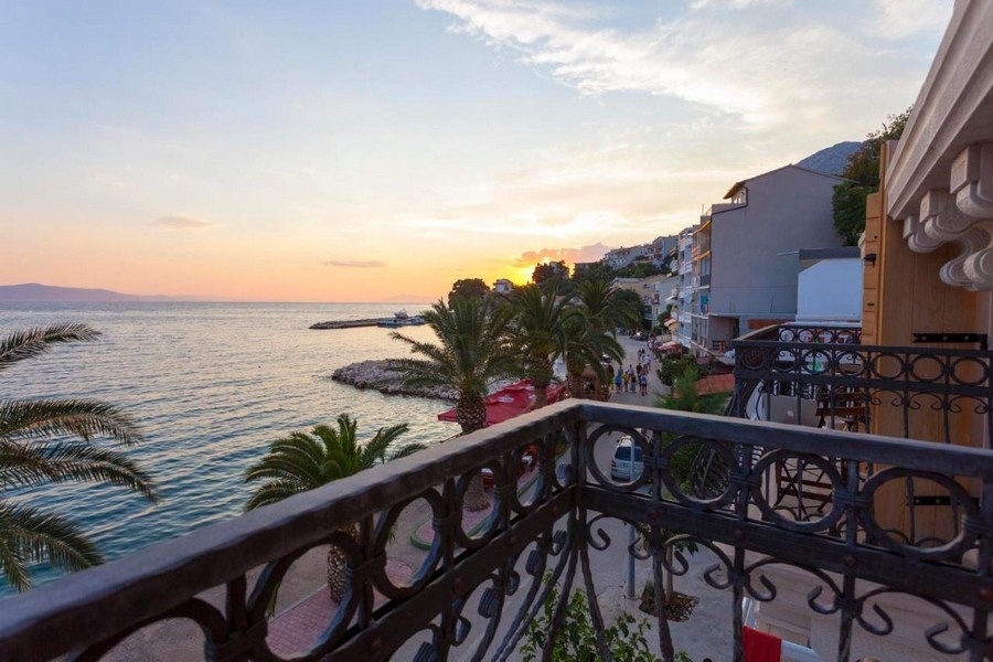 Tengerre néző erkély és sétány naplementekor