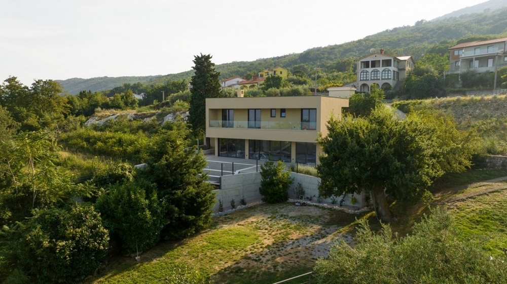 Modern villa zöld és csendes helyen Isztria területén eladó.