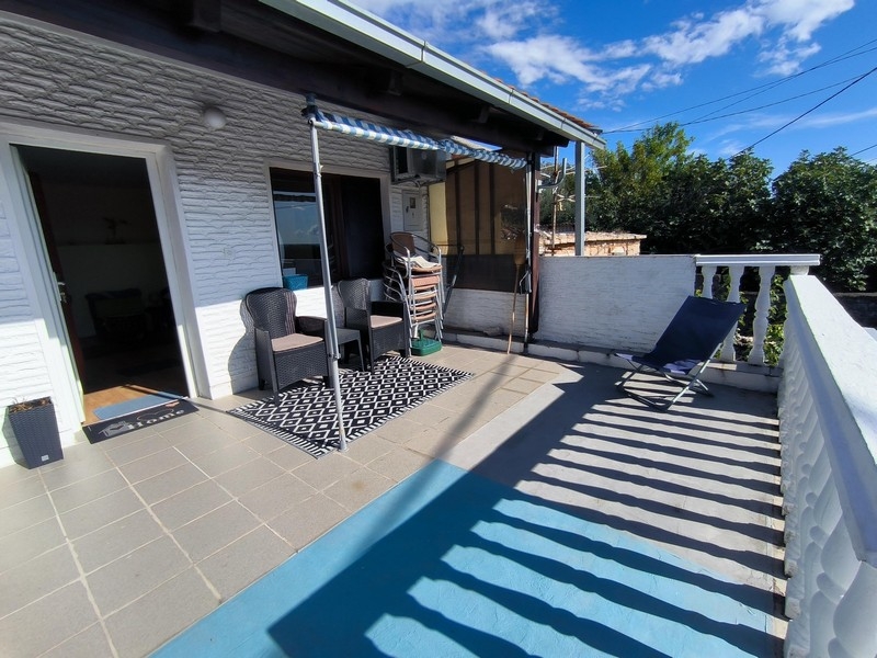 Napos terasz ülősarokkal és napellenzővel