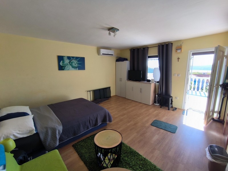 Világos nappali és hálószoba erkéllyel, kilátással a tengerre