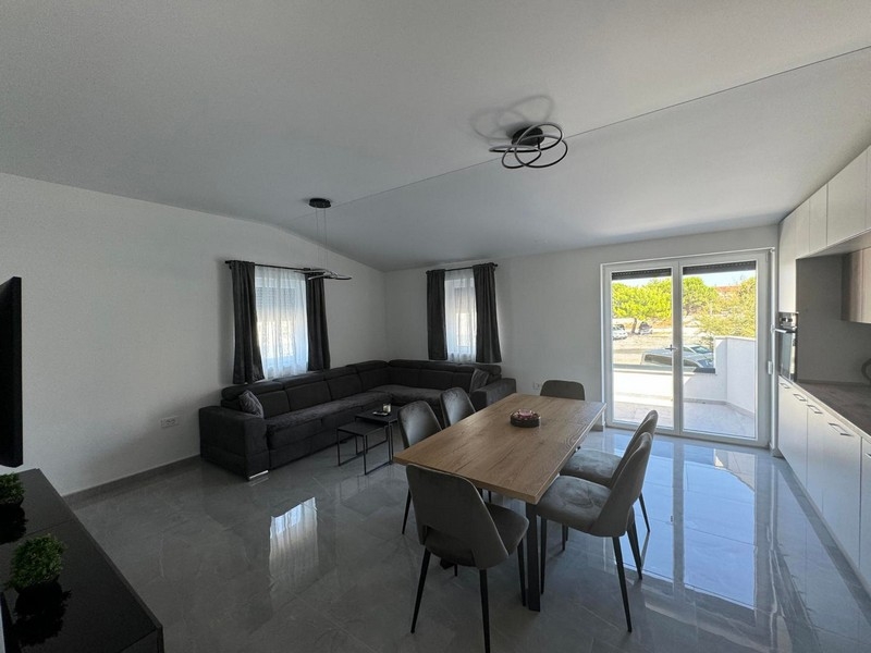 Modern nappali kilátással a teraszra.